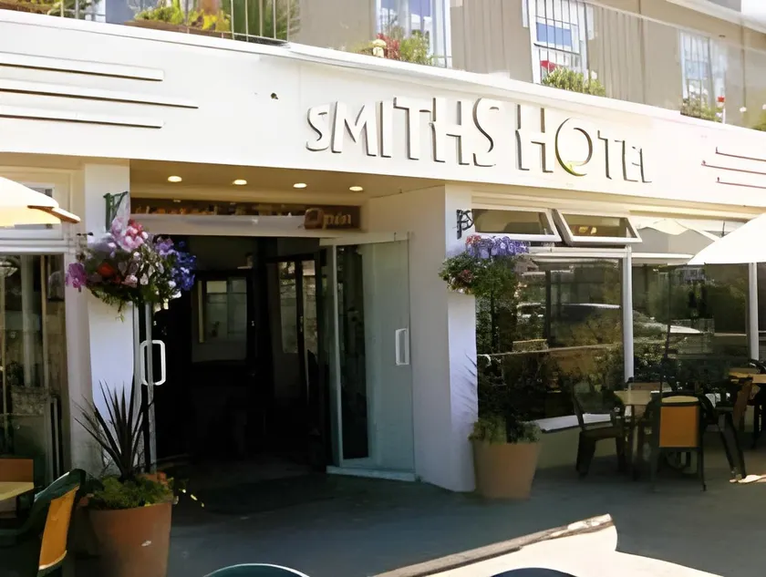 Smiths Hotel - Image 1