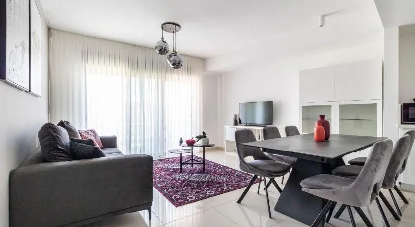 Stylish 1 Bedrooms Parking At City Gate - Image 1