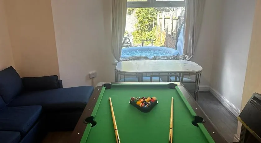 Tranquil Hideaway with Hot Tub and Pool Table - Image 1