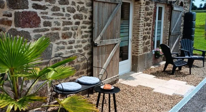 Petit Maison - Image 1