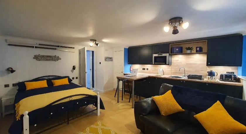 Hayling Hideaway, private cosy annex near to beach - Image 1