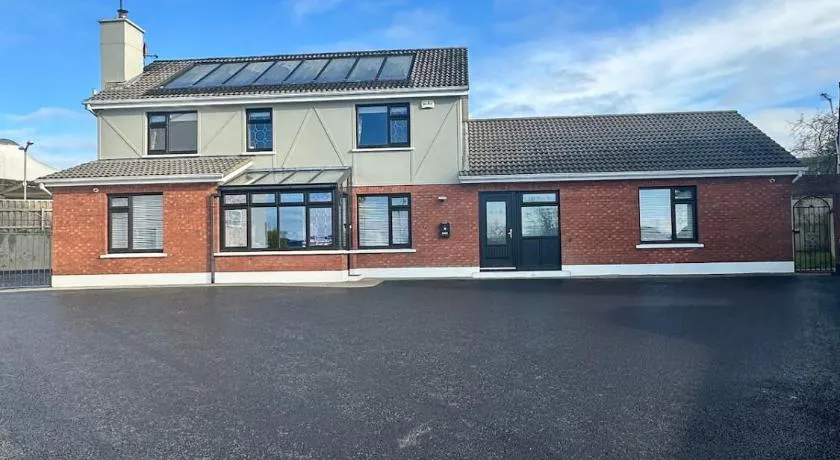 A Newly Renovated 7 Bedroom House - Image 1
