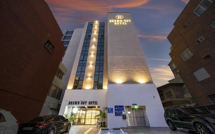 Brown Dot Hotel Sajik Baseball Stadium - Image 1