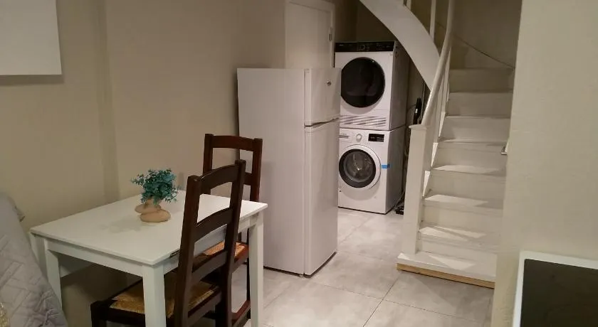 Newly Renovated 2 Bedrooms Apartment - Walking distance to Everything in Moss - Image 1