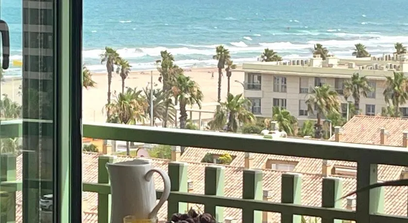 Stylish well-connected beachfront flat - Image 1