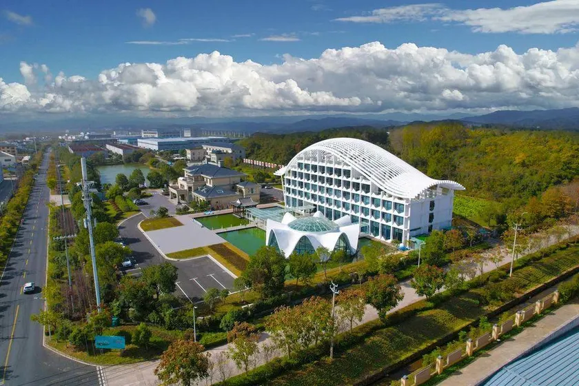 Huangshan Wuji Snow Mineral Water Holiday Hotel - Image 1