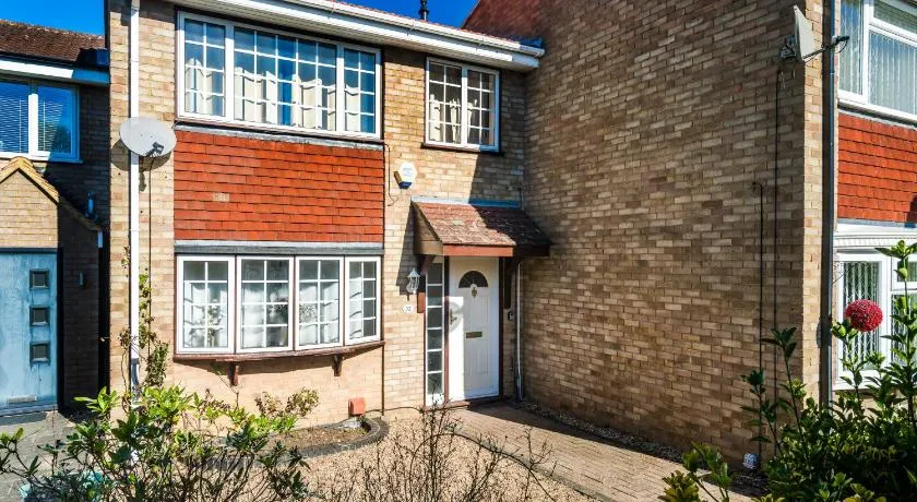 Elstree Luxury Hse Contractors, Family, Industrial Area Harry Porter - Image 1