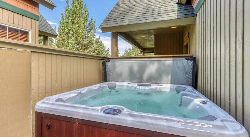 Lovely home with fireplace deck grill shared pool tennis and hot tubs - Image 1