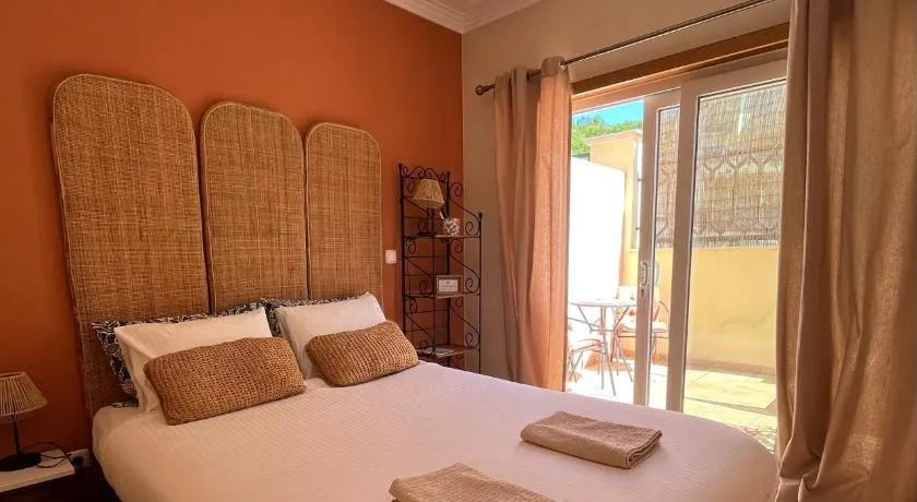 Cosy room with bathroom and private access - Image 1