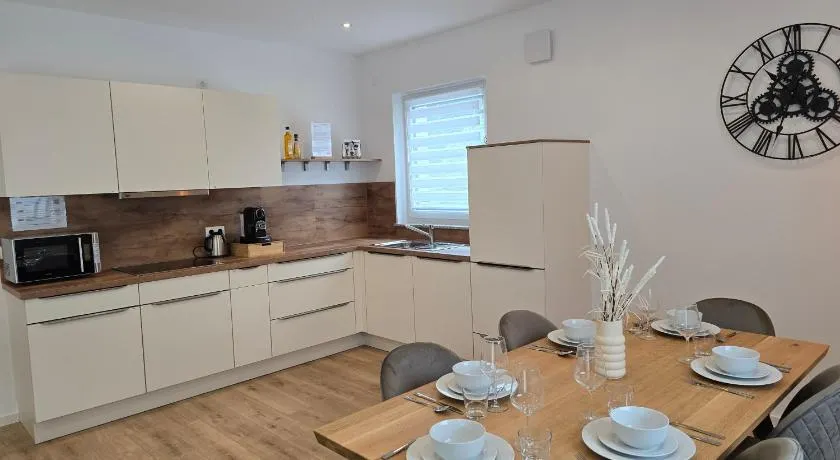 Großes Apartment mit Küche, Dusche, Badewanne, Balkon, Parkplatz vor dem Haus, schnelles Internet, ADA5 - Image 1