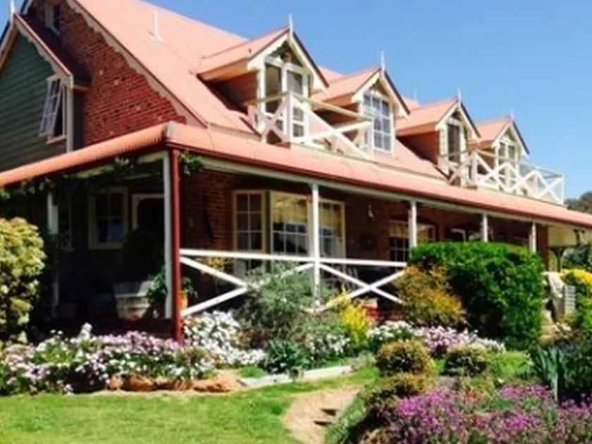Hawk's Nest Bed & Breakfast - Image 1