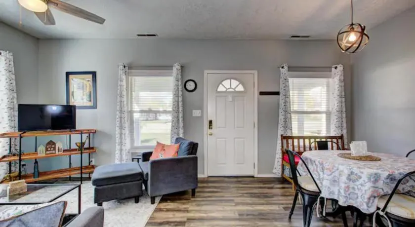 Red Bench Cottage Ideal location near parks, trails, skiing, hiking, biking, shopping extended stays welcome - Image 1