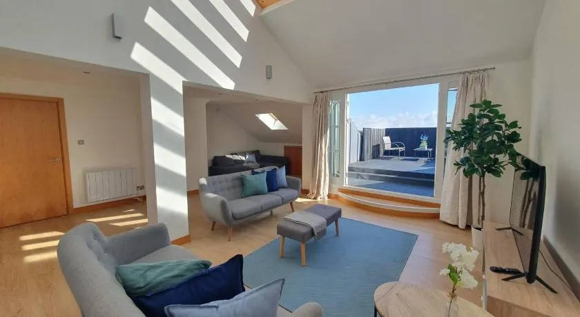Weekly & Monthly stays in Penthouse for Contractors or Leisure Single or Superking beds available - Image 1