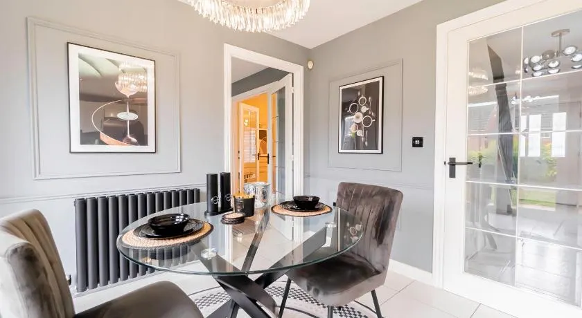 Three Bedroom Birmingham Stay Free Parking Perfect for Families Travellers Professionals M6 - Image 1