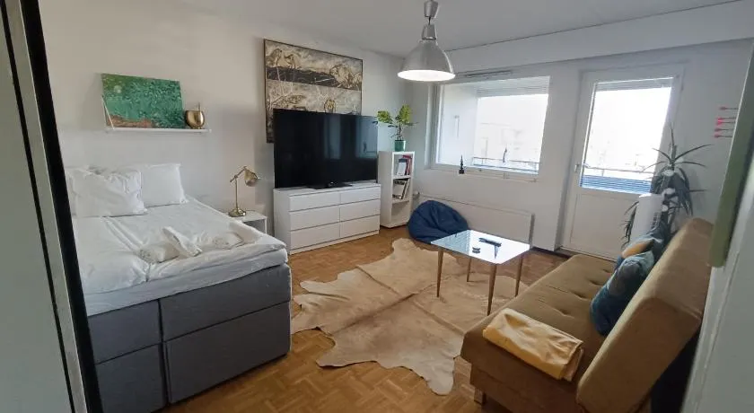 Large Private Room with Glass balcony " Shared Apartment" in Tikkurila Near Helsinki Airport & 24 hours train & bus Bars, restaurants, cafés and supermarkets are all within walking distance- room only - Image 1
