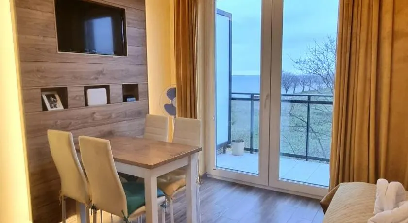 Apartament "Złoty relaks" tuż przy plaży z balkonem z widokiem na Hel i hamakami - Image 1