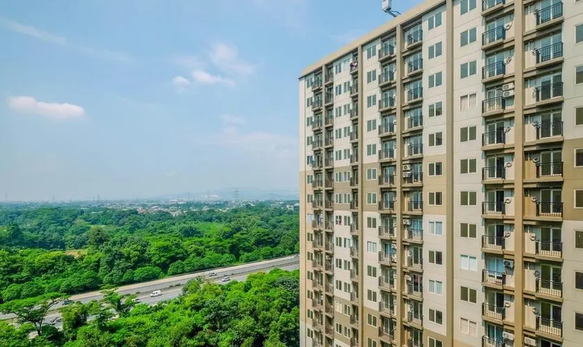 Comfort 1BR with Minimalist Design at Podomoro Golf View Apartment By Travelio - Image 1