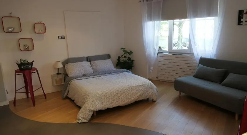 Au Petit Paradis - Image 1