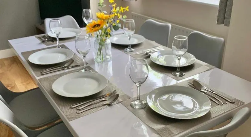 Risinghurst, Oxford, an ENTIRE 2beds, 2bathrooms, free Wi-Fi, Free Parking - Image 1