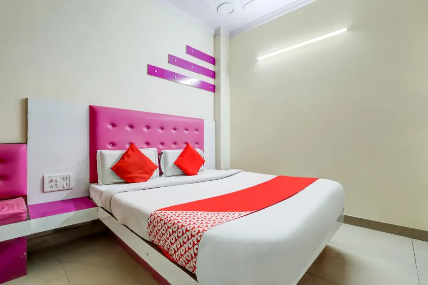 OYO 75948 Hotel Tushar Continental - Image 1