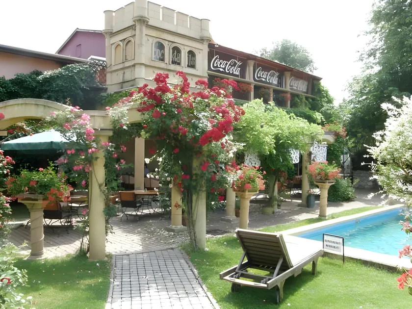 Hotel Bow Garden - Image 1