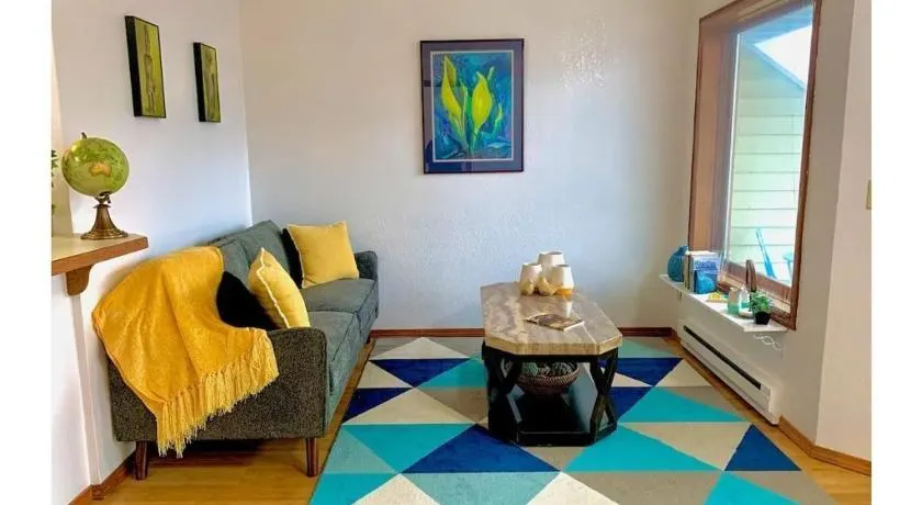Lovely Condo Across from Downtown w Mountain View - Image 1