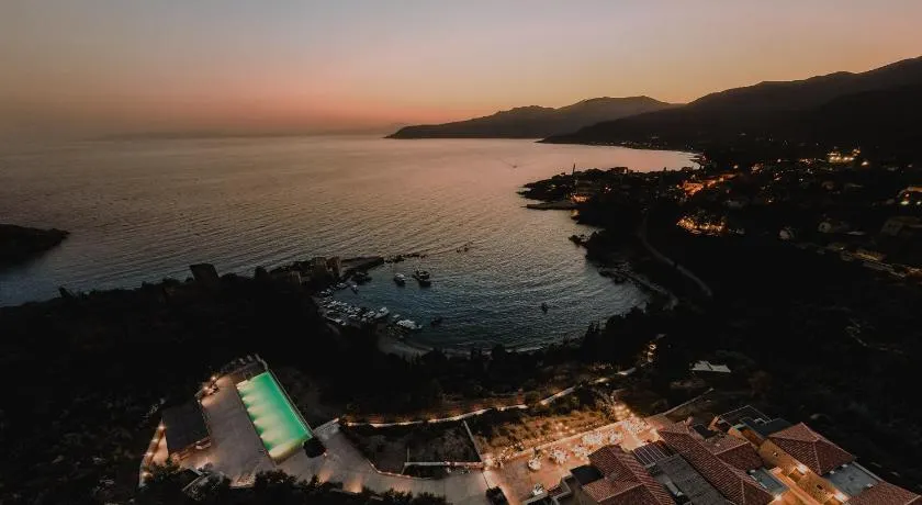 Diapori Suites Hotel - Image 1