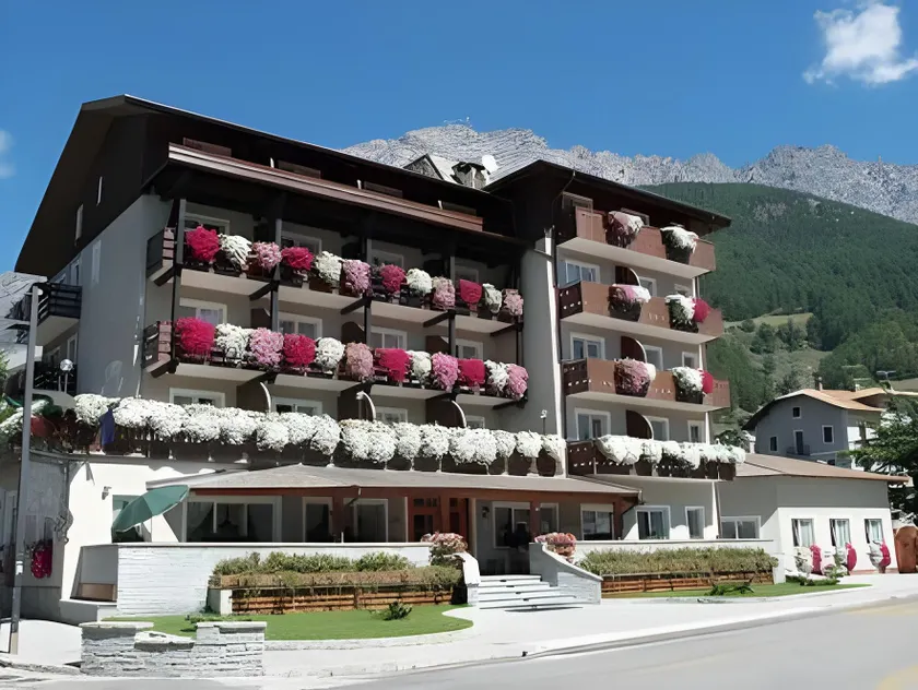 Hotel Baita Dei Pini - Image 1