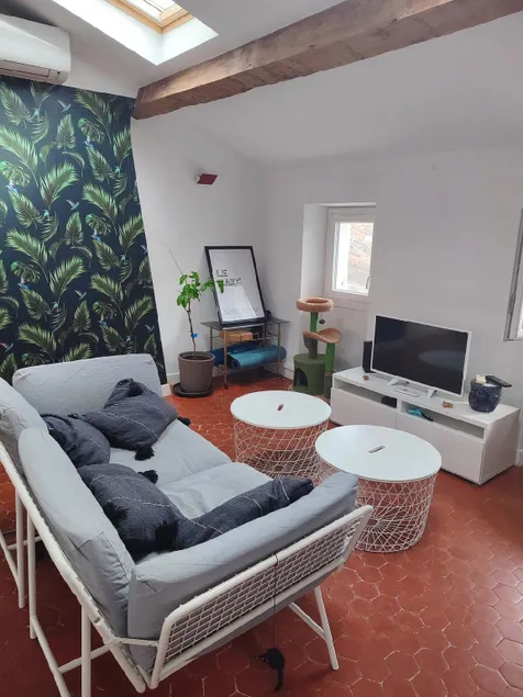 Sunny and spacious apartment in central location! - Image 1