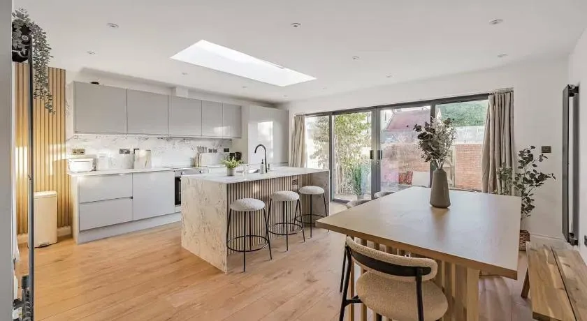Modern 5 Bedroom House by Oxford Train Station - Image 1