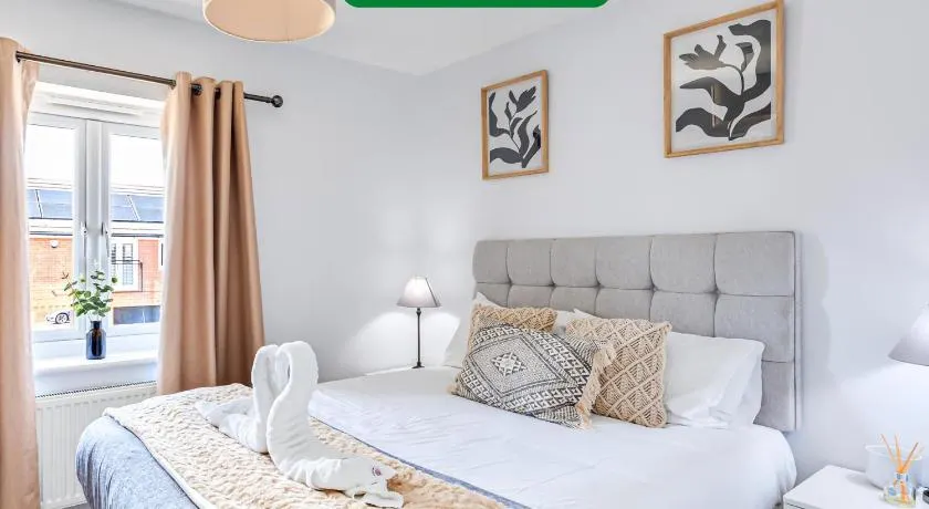 The Coach House • Aircon • 60'' Smart TV • Driveway Parking • Garden • Fast Wifi • Yoko Property - Image 1