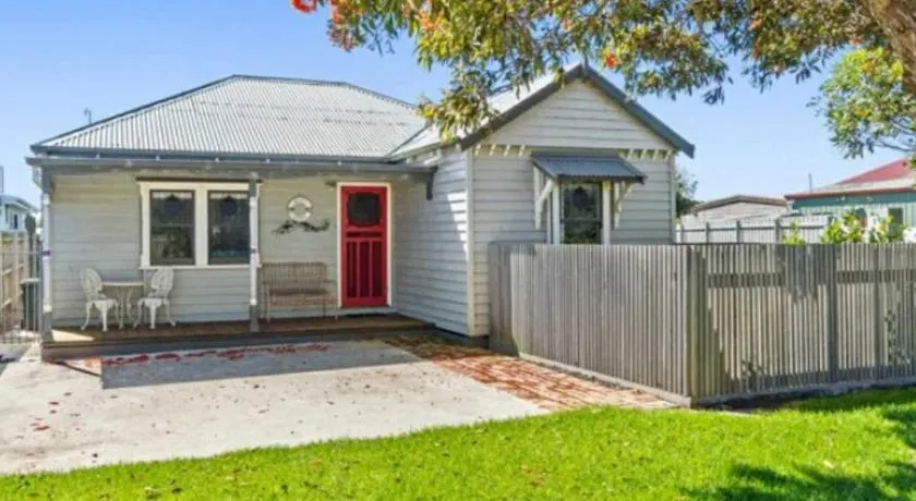 Mini Beach Cottage - Seaspray Escape - Image 1