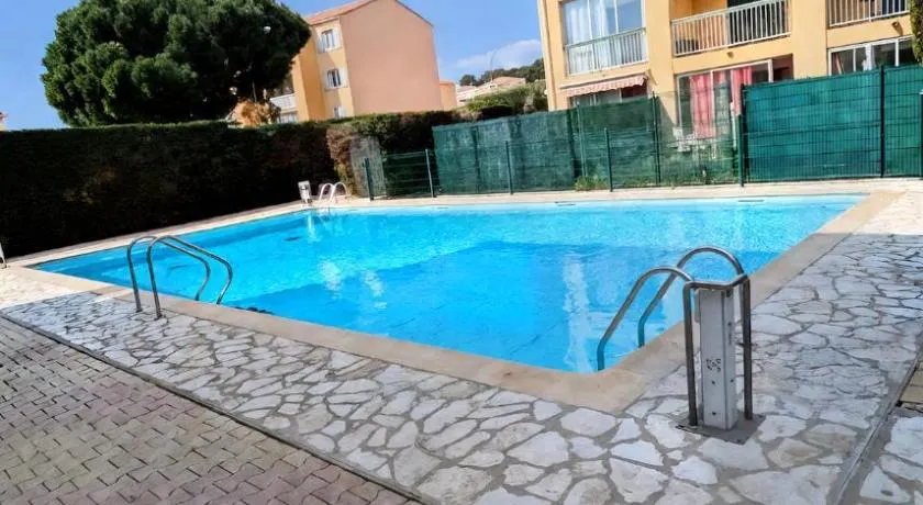 Pratsfleuris , piscine, pétanque et parking - Image 1