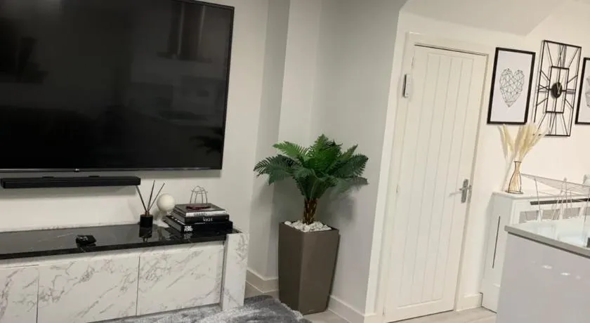 A BYK luxury modern home that sleeps 2 - 8 people - Image 1