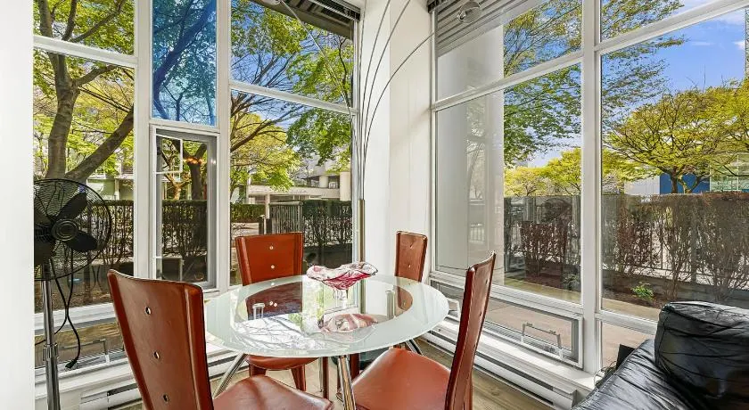 Magnificent 3 Bedroom Duplex in Downtown Vancouver - Image 1