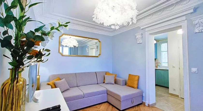 Au Petit Trianon Bleu - Image 1