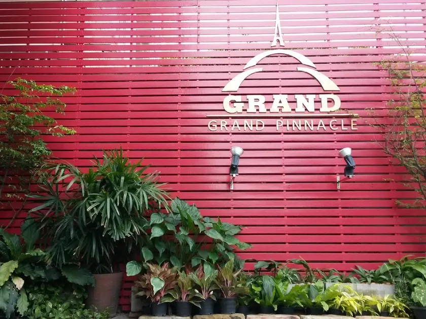 Grand Pinnacle Hotel - Image 1