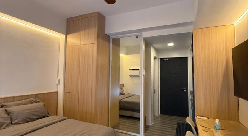 Modern Cozy Condo with Balcony in Downtown - Image 1