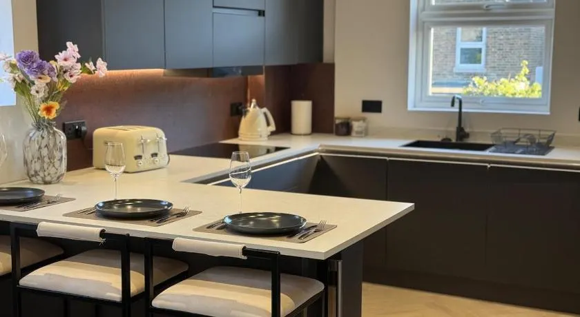 Luxury 3BR Flat Near East Croydon Gatwick 3WiFi - Image 1
