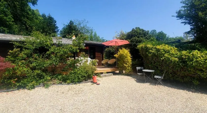 Chalet en pleine nature au bord d'un étang - Image 1