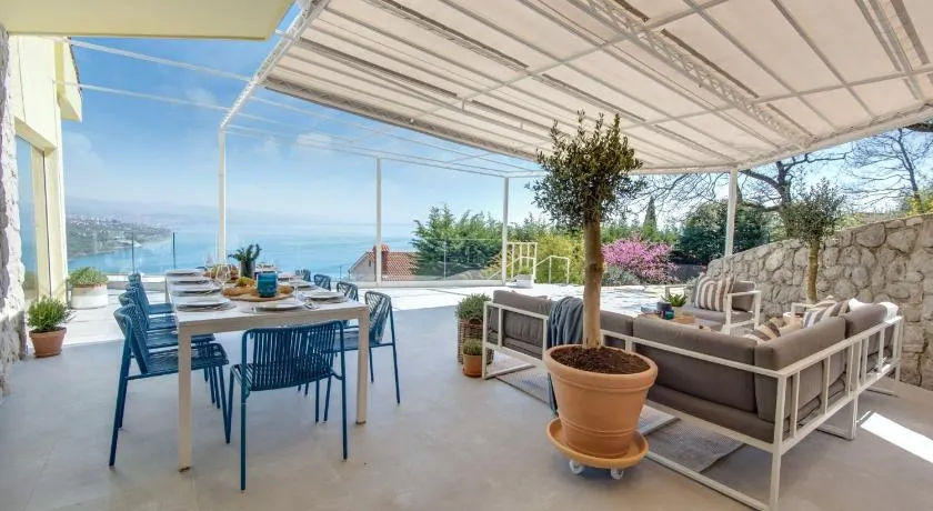 Premium villa, heatable infinity pool, jacuzzi and seaview, beach and city just 10min by foot - Image 1