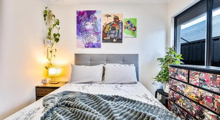 Bright & Cozy Room in Contemporary Home - Image 1
