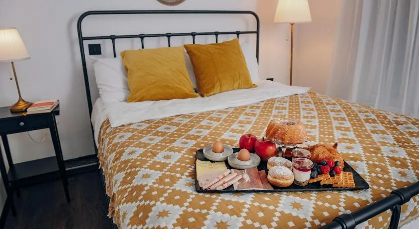 Open Concept Boutique Hotel - free breakfast & parking - Image 1