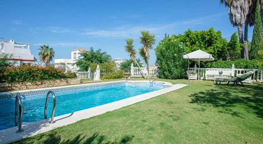 Villa avec piscine privée, terrasse et barbecue | Vue piscine - Image 1