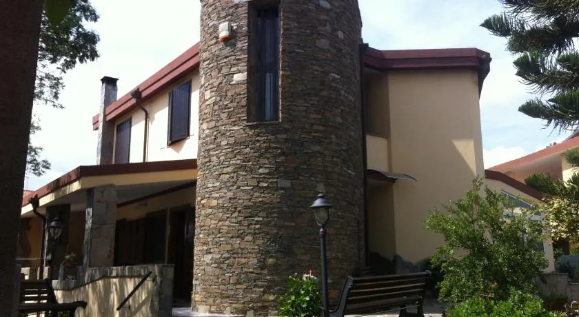 B&B Hibiscus - Image 1