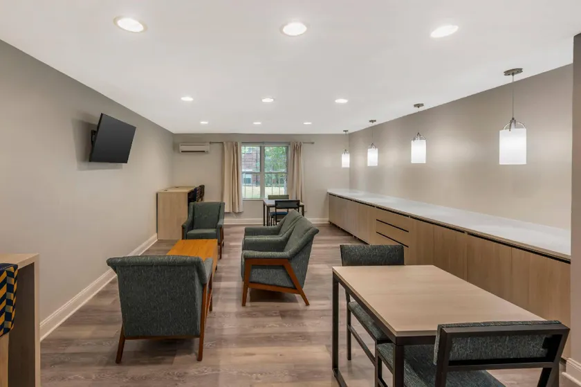 MainStay Suites Sterling near Dulles Town Center - Image 1