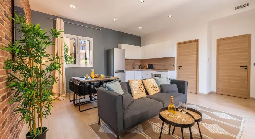 SUPERBE APPARTEMENT AVEC BALCON PROCHE MONACO - Image 1