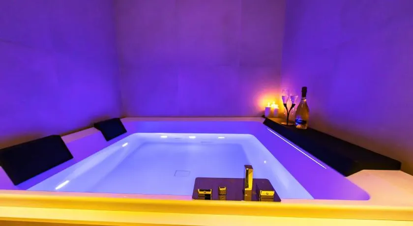 Elite Accommodations & Hydromassage Pool - Image 1