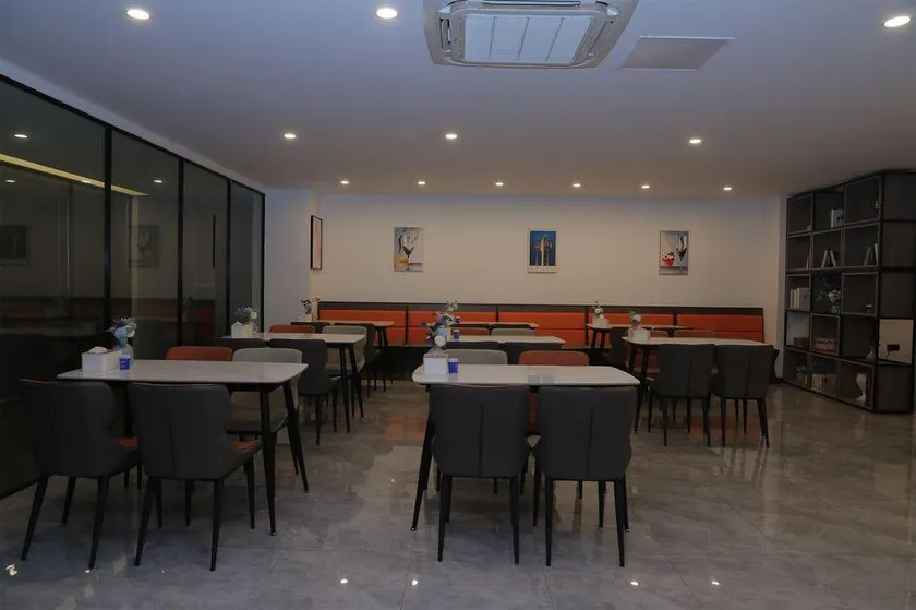 Home Inn Yubai Yun Hotel (Zhangjiagang Jingang Central Plaza) - Image 1