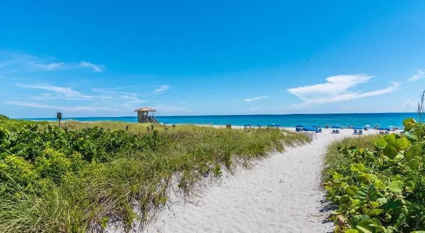 South Florida Spacious Oasis 4BR Retreat with 2 King Beds, Amazing Pool, near Beaches - Image 1